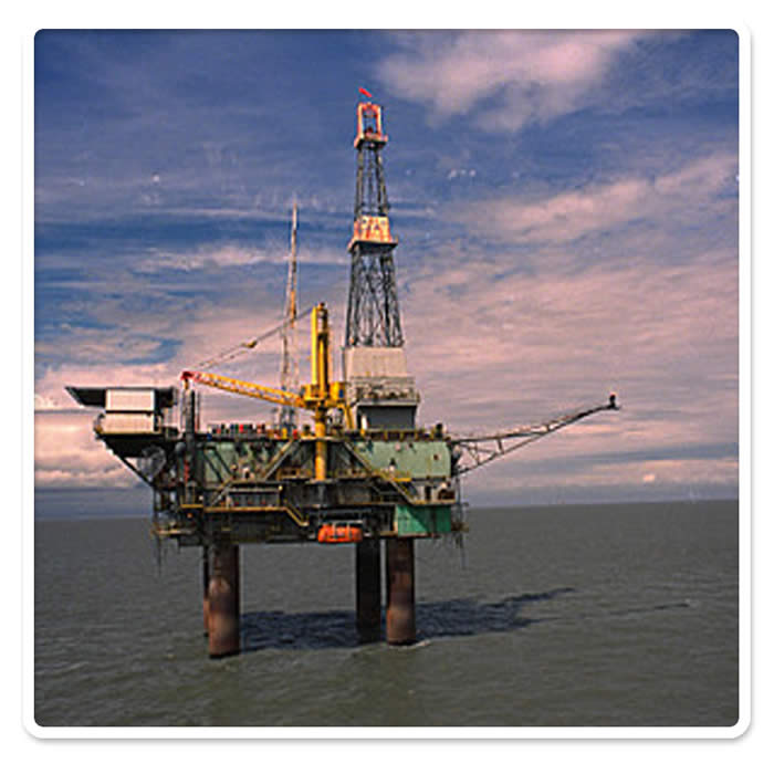 Dillon oil rig. Cook inlet, Alaska ( Greenpeace / Robert Visser, 1991).